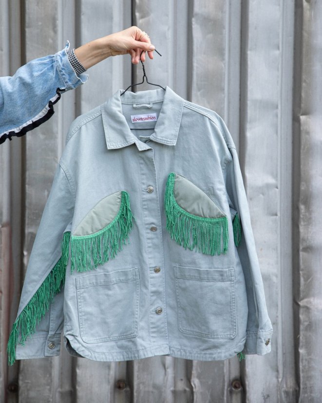 Svetlá bunda so strapcami