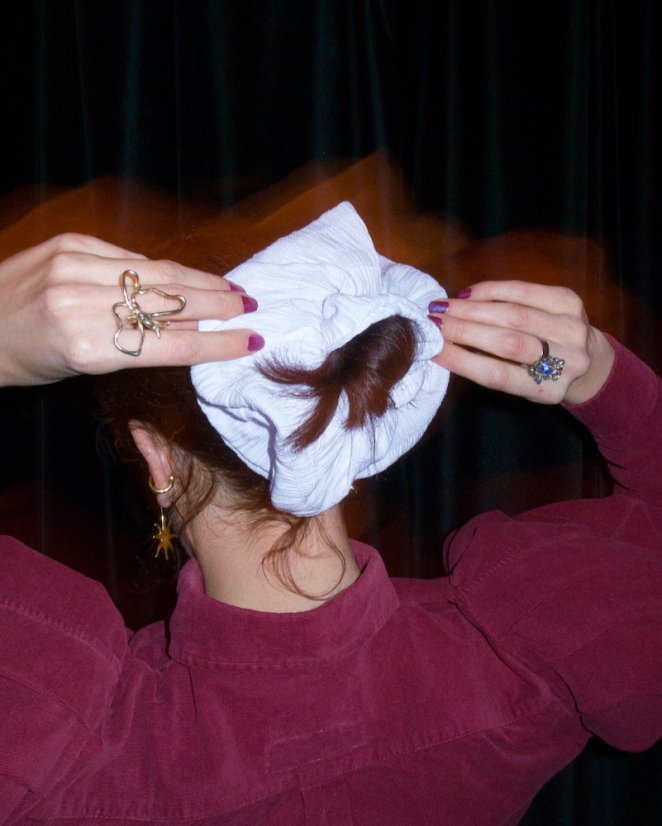 Biela scrunchie gumička