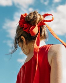 Červená mašľa na drdol