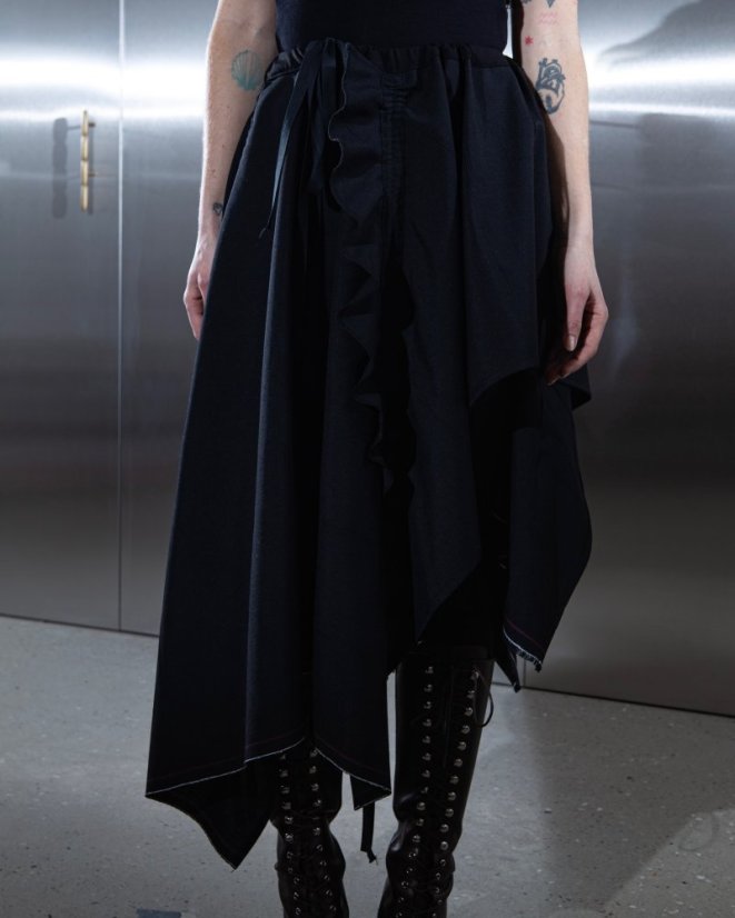 Čierna asymetrická sukňa