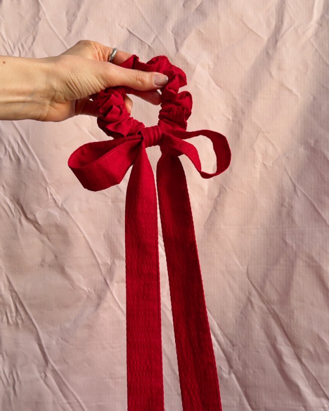 Červená scrunchie mašľa