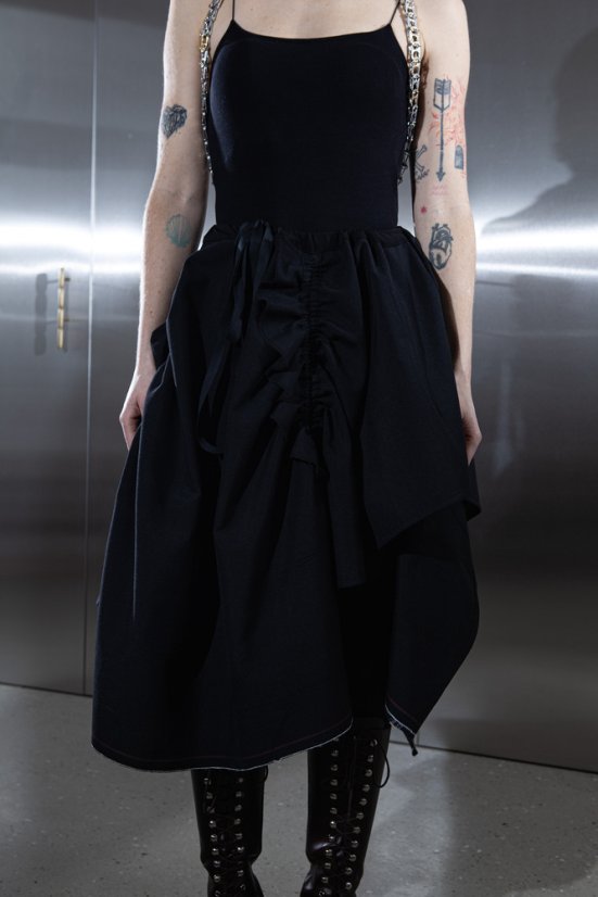 Čierna asymetrická sukňa