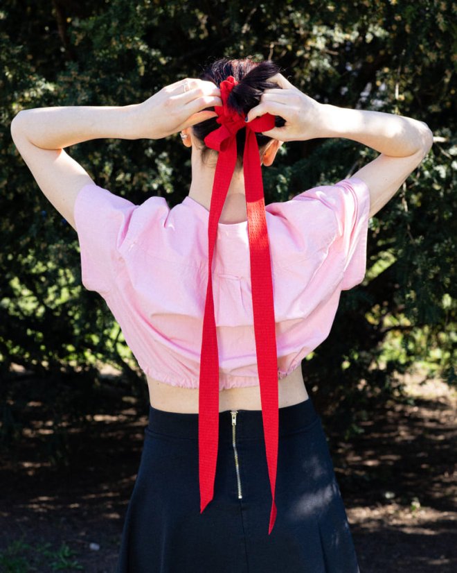 Červená scrunchie mašľa