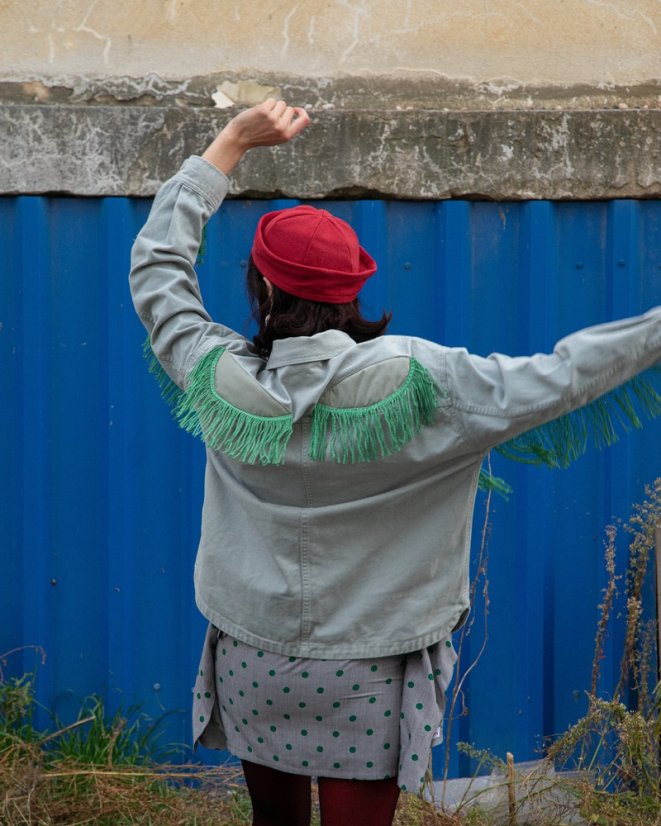 Svetlá bunda so strapcami