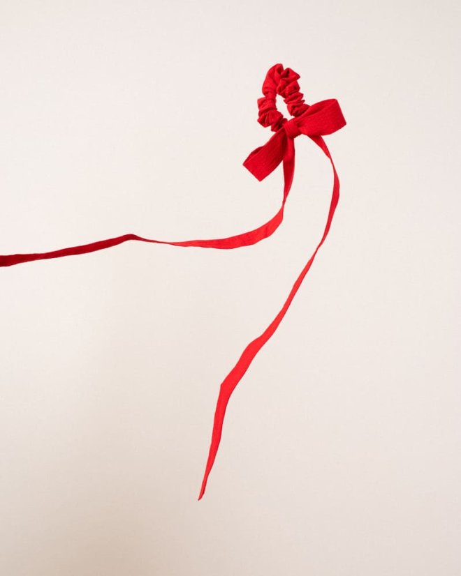 Červená scrunchie mašľa