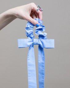 Modrá scrunchie mašľa