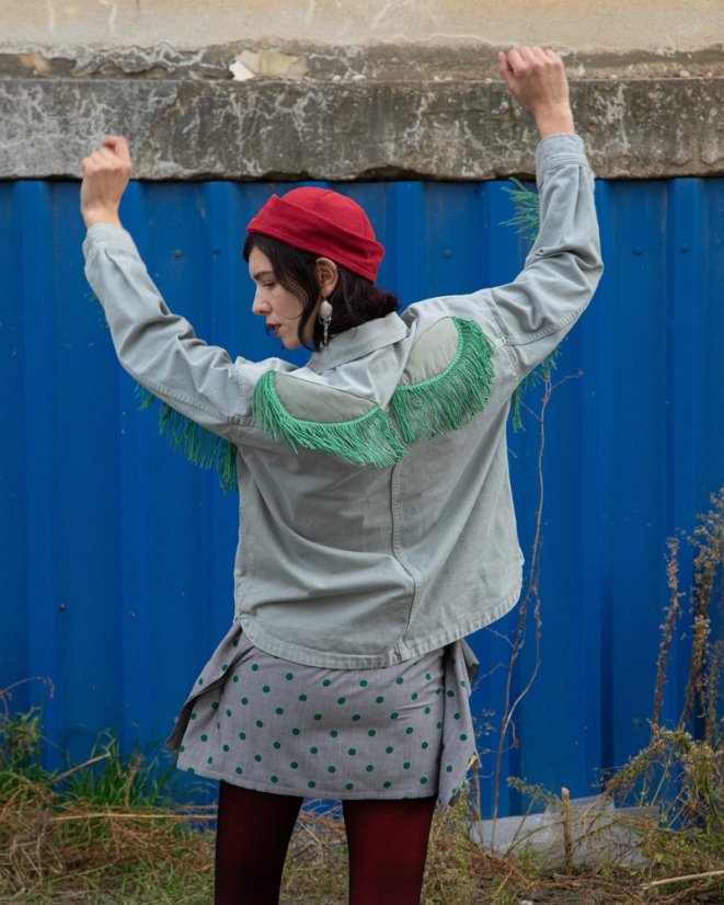 Svetlá bunda so strapcami