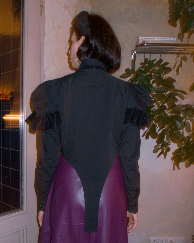 Čierna renesančná košeľa s volánmi