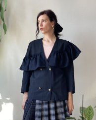 Čiernomodrý blazer s volánmi