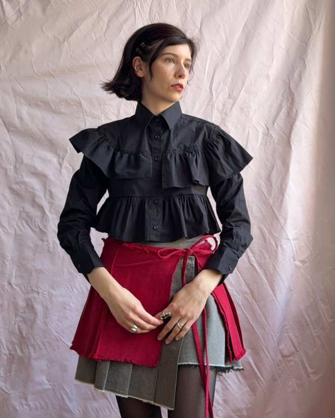 Čierna volánová košeľa s dlhým rukávom