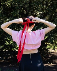 Červená scrunchie mašľa