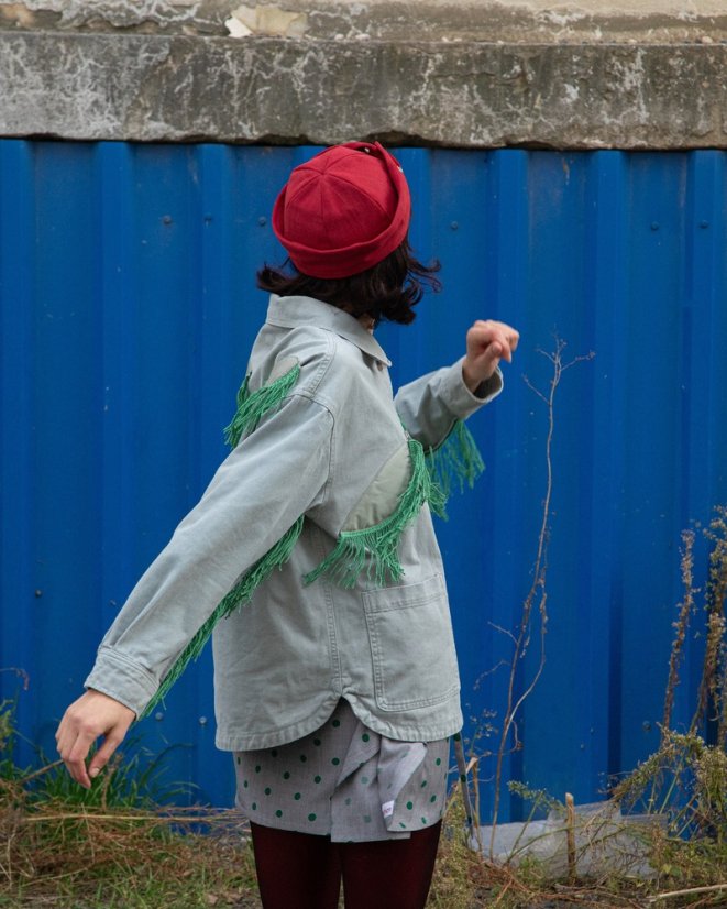 Svetlá bunda so strapcami