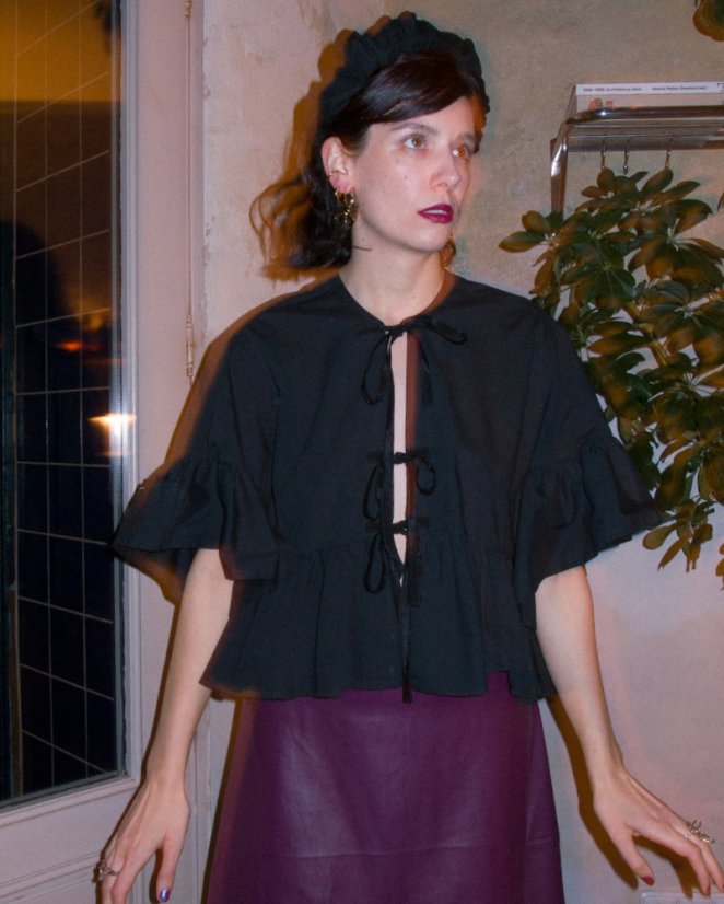 Čierna volánová košeľa s mašľami - väčšia