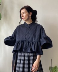 Čierna prúžkovaná maxi volánová košeľa