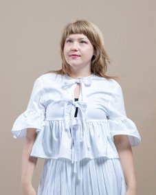 Snehová maxi volánová košeľa s mašľami