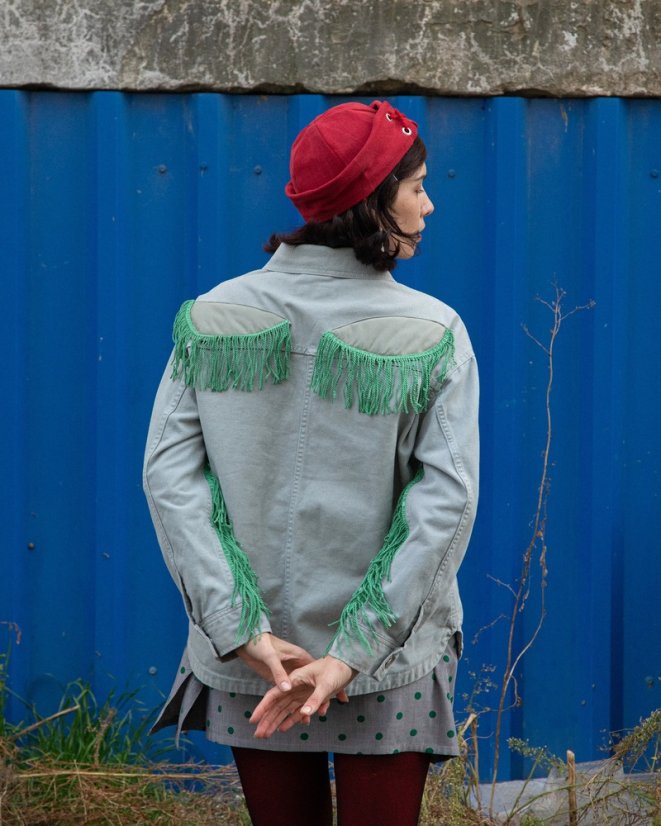 Svetlá bunda so strapcami