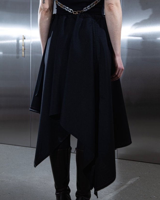 Čierna asymetrická sukňa