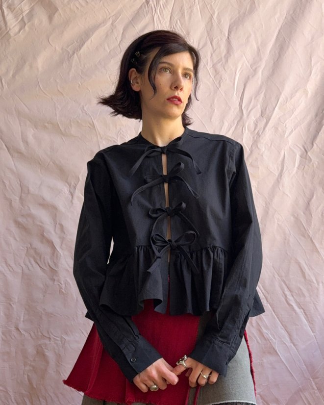 Čierna volánová košeľa - Simple s mašľami