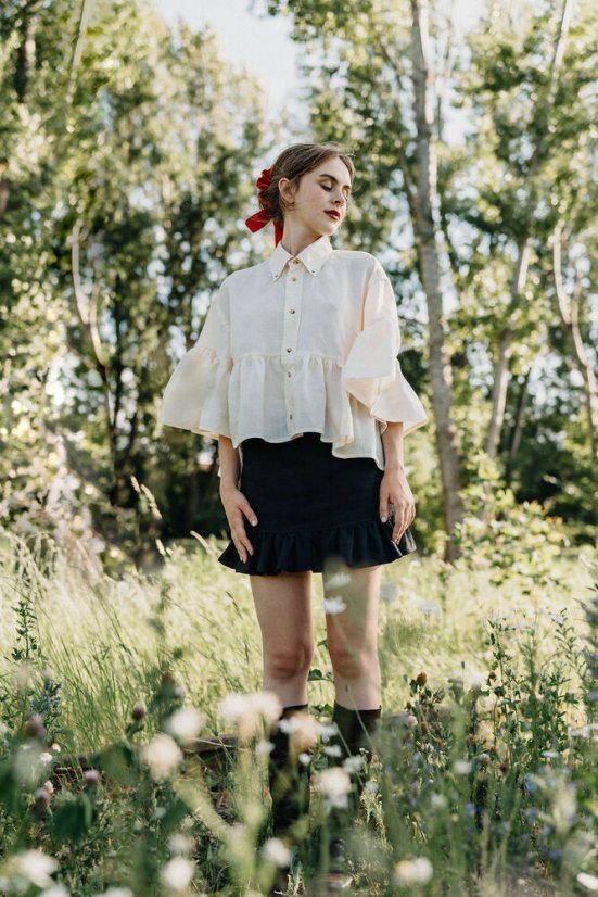 Svetlá ľanová maxi volánová košeľa