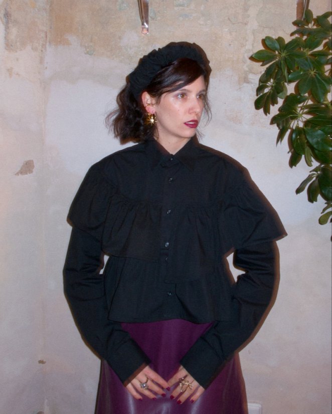 Čierna volánová košeľa s dlhým rukávom