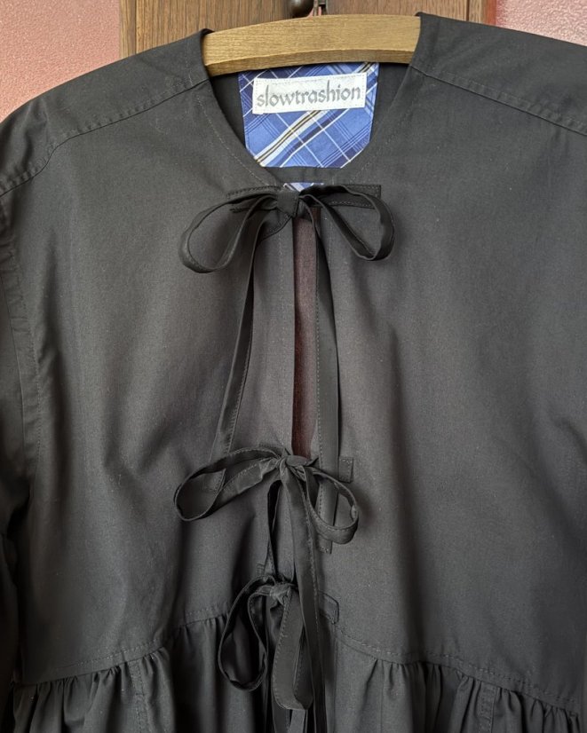 Čierna volánová košeľa s mašľami - väčšia