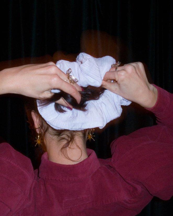 Biela scrunchie gumička