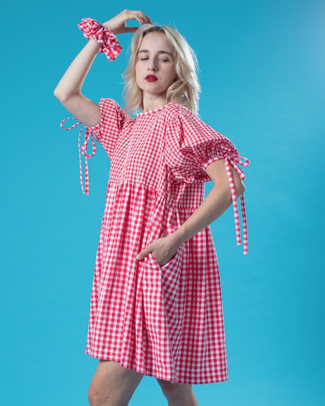 Červená kockovaná scrunchie gumička
