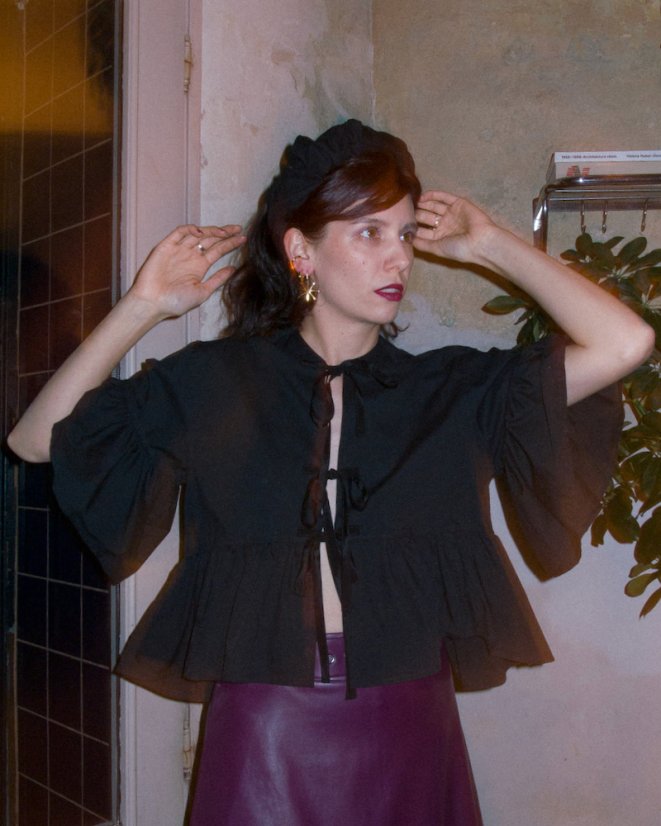 Čierna volánová košeľa s mašľami - väčšia