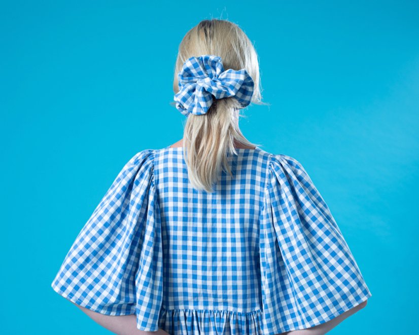 Modrá kockovaná scrunchie gumička