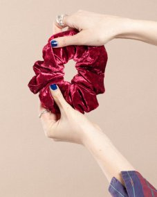 Vínovo-fialová zamatová gumička