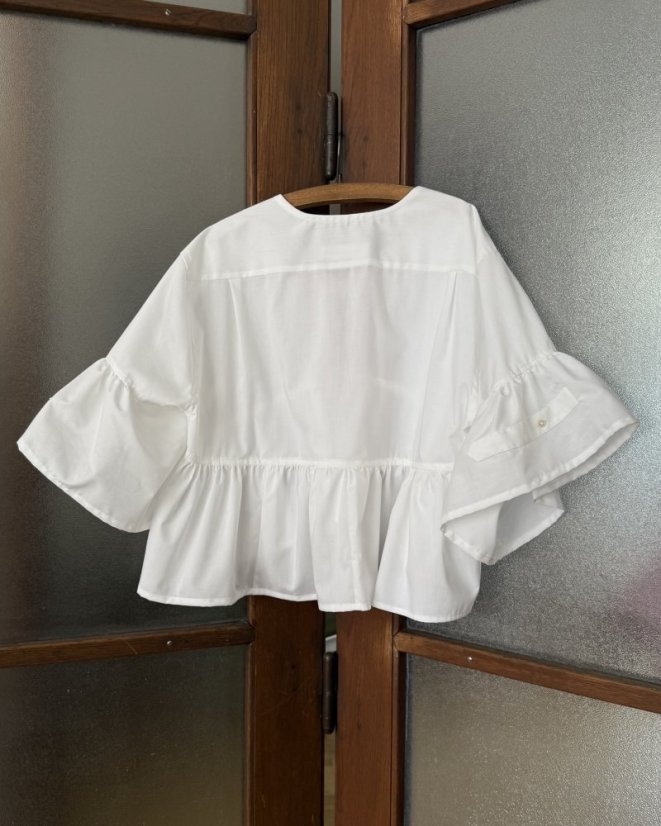 Biela maxi volánová košeľa s mašľami