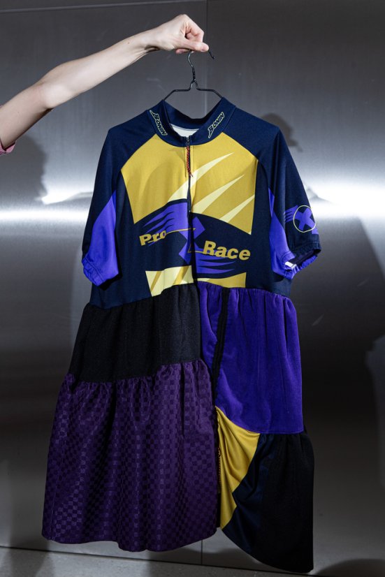 Fialové dresové šaty