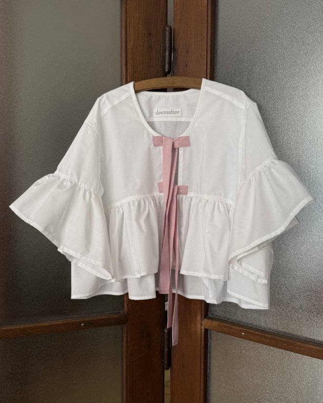 Biela maxi volánová košeľa s mašľami