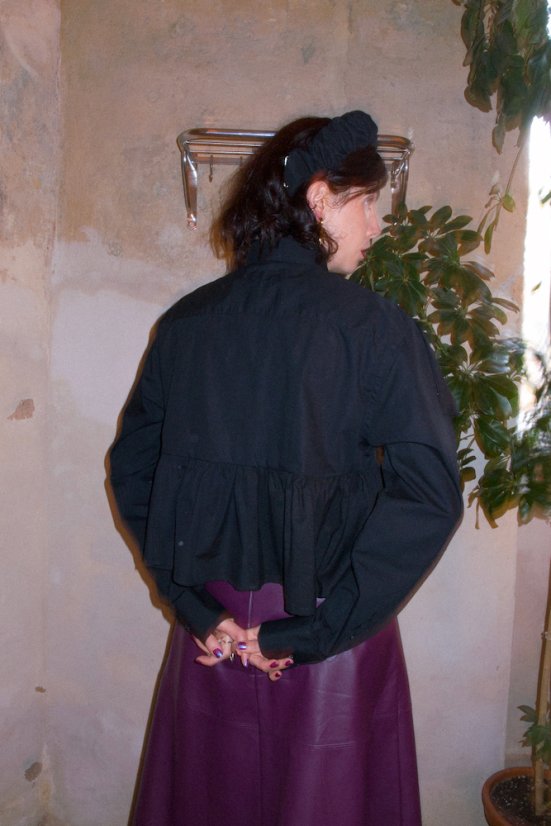 Čierna volánová košeľa s dlhým rukávom