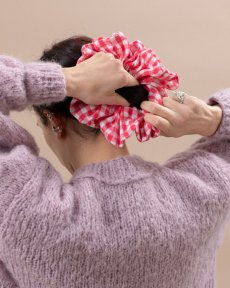 Červená kockovaná scrunchie