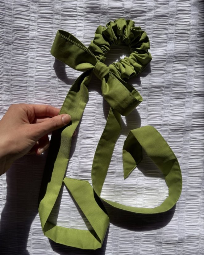 Zelená scrunchie mašľa