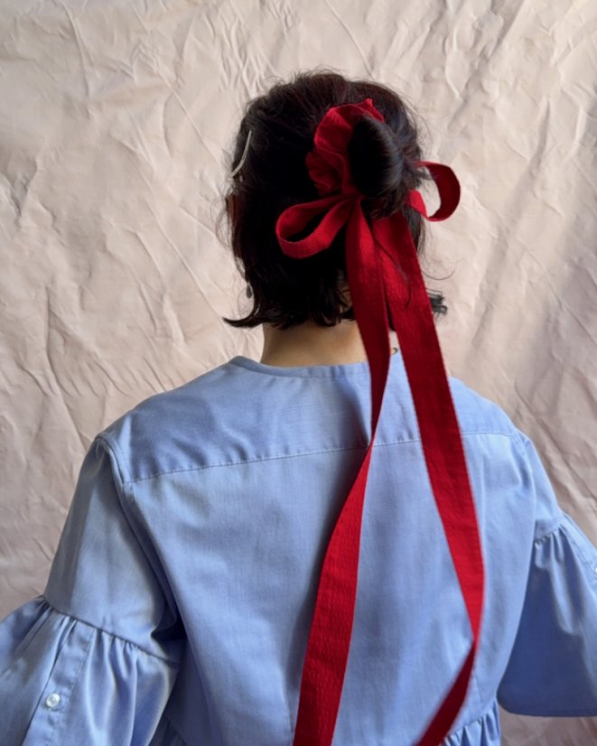 Červená scrunchie mašľa