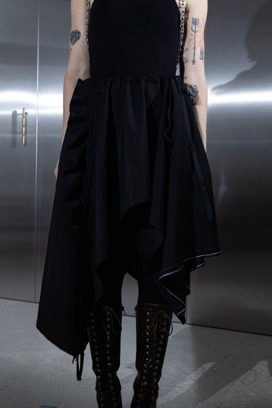 Čierna asymetrická sukňa