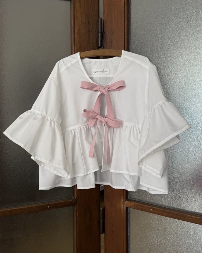 Biela maxi volánová košeľa s mašľami