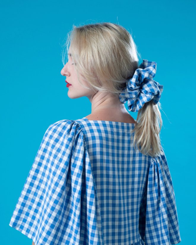 Modrá kockovaná scrunchie gumička