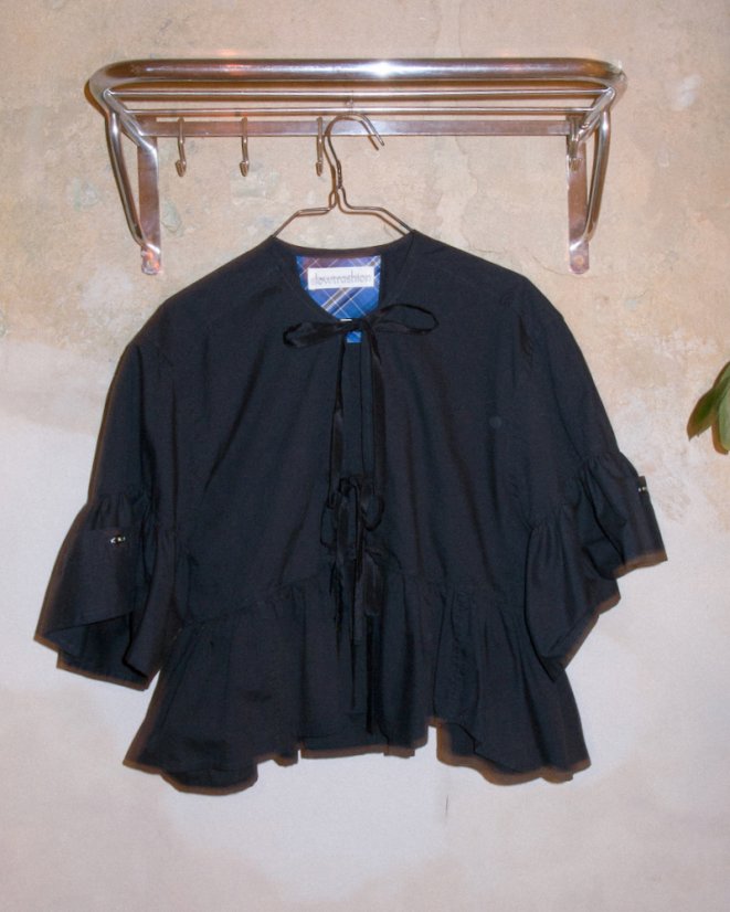 Čierna volánová košeľa s mašľami - väčšia