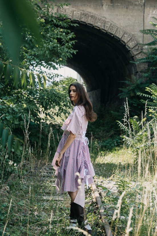 Živé volánové šaty