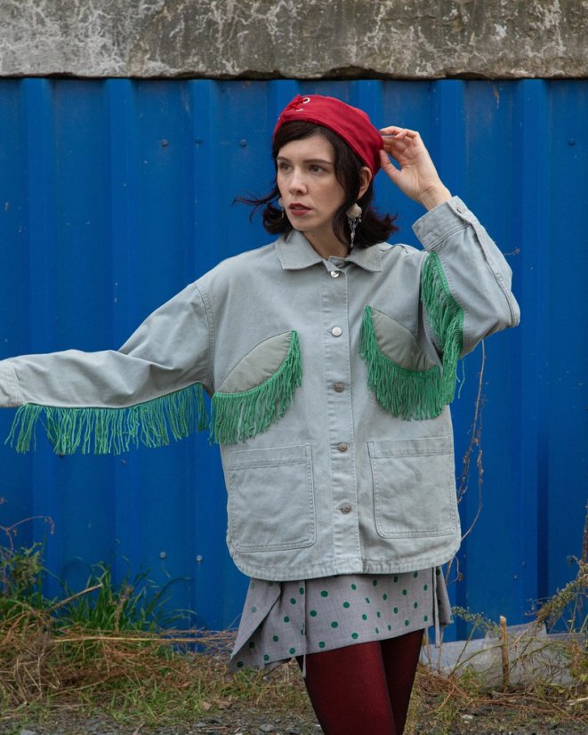 Svetlá bunda so strapcami