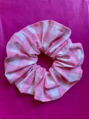 Ružová kockovaná scrunchie gumička