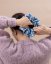 Modrá kockovaná scrunchie gumička