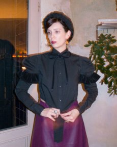 Čierna renesančná košeľa s volánmi