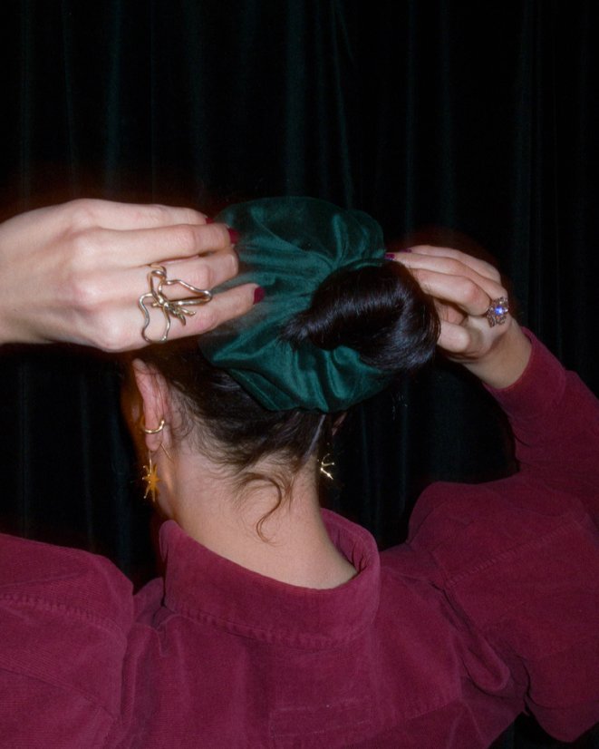 Zelená zamatová gumička