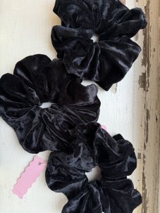 Čierna zamatová gumička