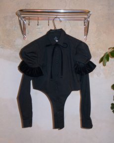 Čierna renesančná košeľa s volánmi