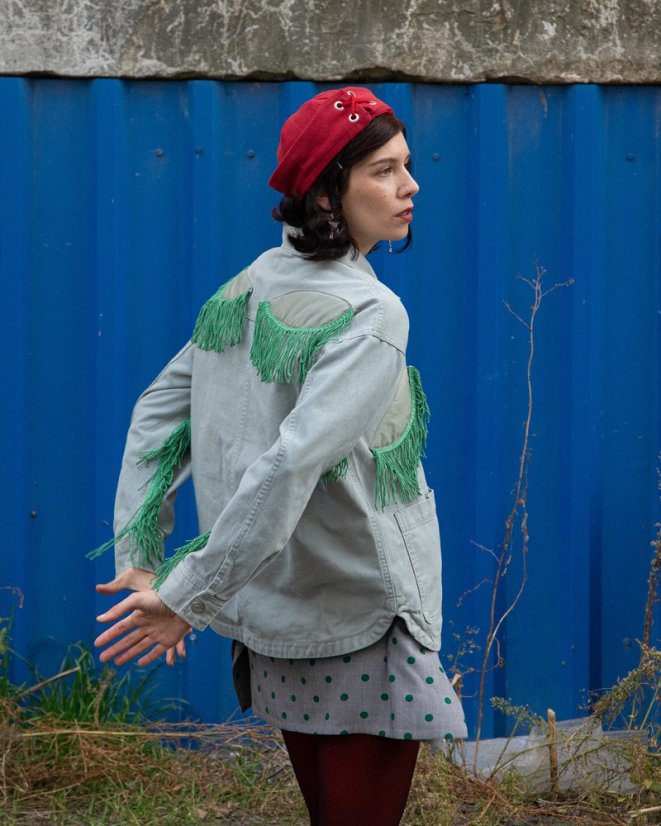 Svetlá bunda so strapcami